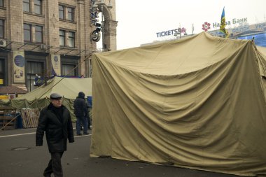khreschatyk Kiev'de sokak boyunca askeri çadırlar