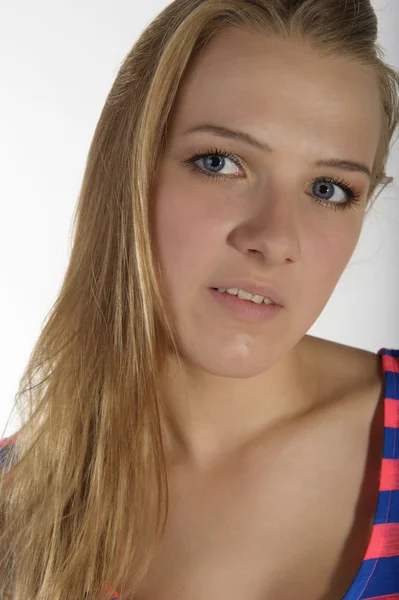 Porträt einer jungen attraktiven Blondine — Stockfoto