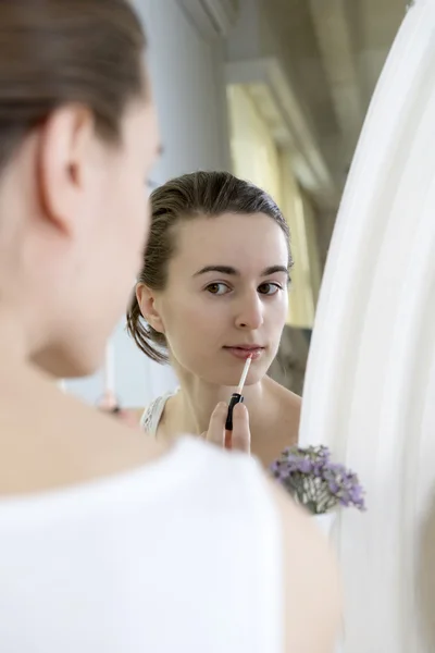 Porträtt av en ung kvinna på spegeln — Stockfoto