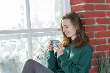 Kış pencere adlı genç bir kadın