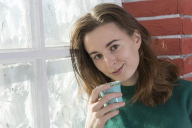 Kış pencere adlı genç bir kadın