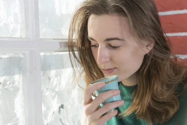 Kış pencere adlı genç bir kadın — Stok fotoğraf