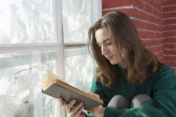 Mladá žena v okně zimní — Stock fotografie