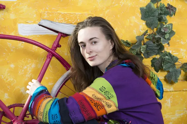 Retrato de uma menina com bicicleta velha — Fotografia de Stock