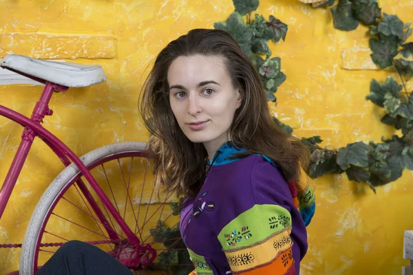 Retrato de uma menina com bicicleta velha — Fotografia de Stock