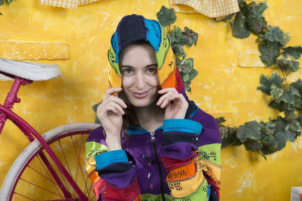 Retrato de uma menina com bicicleta velha — Fotografia de Stock