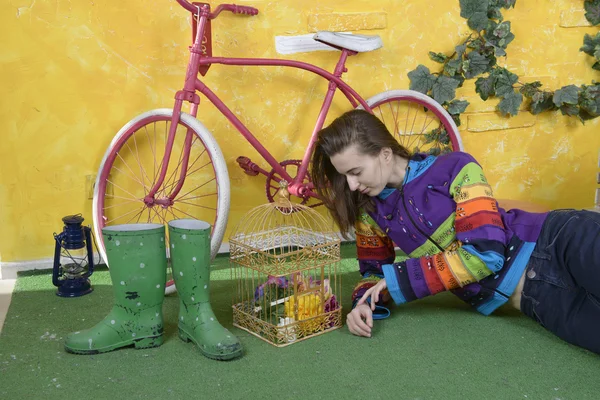 Портрет девушки со старым велосипедом — стоковое фото
