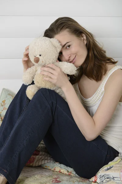 Çocuk odasında yatağın üstünde genç kadın — Stok fotoğraf