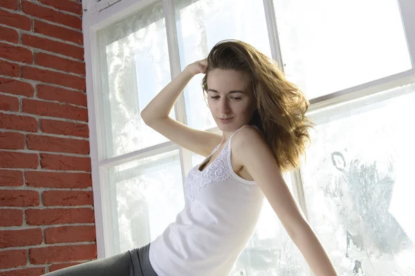 La chica en la ventana de invierno — Foto de Stock