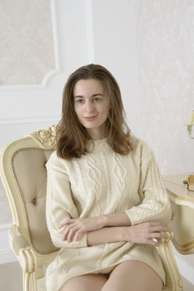 Portrait d'une jeune femme au miroir — Photo