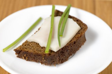 siyah çavdar ekmeği domuz yağı ile