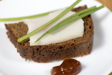 siyah çavdar ekmeği domuz yağı ile