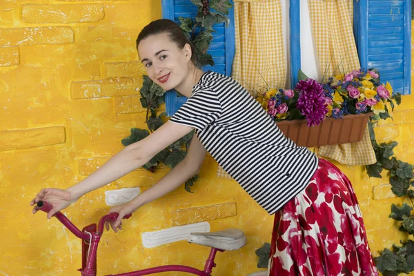 古い自転車を持つ少女の肖像画 — ストック写真