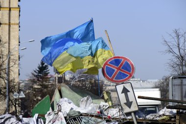 Ukrayna kiev barikatlar üzerinde bayrağı