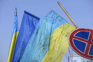 Ukrayna kiev barikatlar üzerinde bayrağı