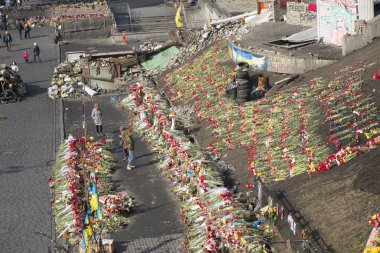 kiev barikatlar üzerinde çiçekler
