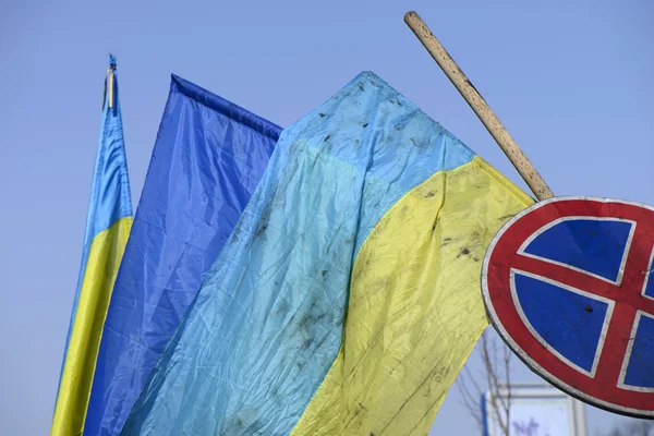 De vlag van Oekraïne op de barricades van kiev — Stockfoto