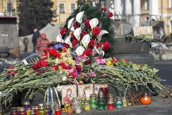 Flowers on the barricades of Kiev — Stock Photo, Image