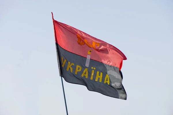 De vlag van Oekraïne op de barricades van kiev — Stockfoto