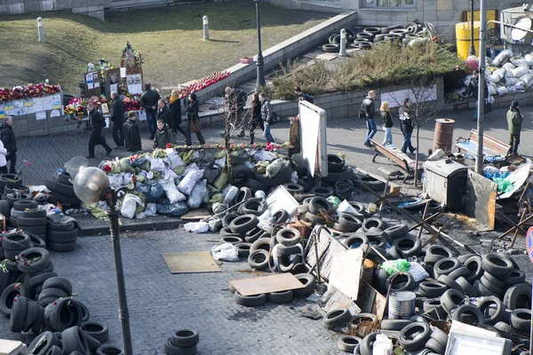 Bloemen op de barricades van kiev — Stockfoto