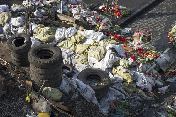 Цветы на баррикадах Киева — стоковое фото