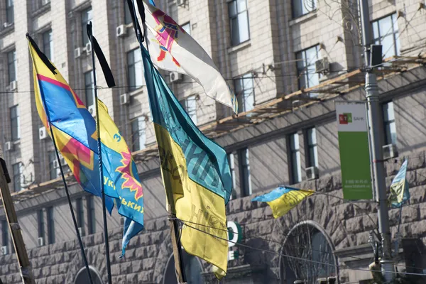 The flag of Ukraine on the barricades of Kiev — Stock Photo, Image