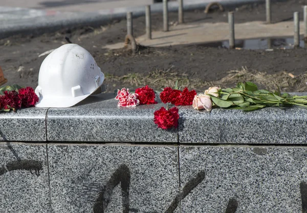 Flowers on the barricades of Kiev — Stock Photo, Image