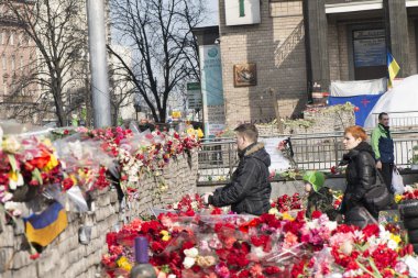 kiev barikatlar üzerinde çiçekler