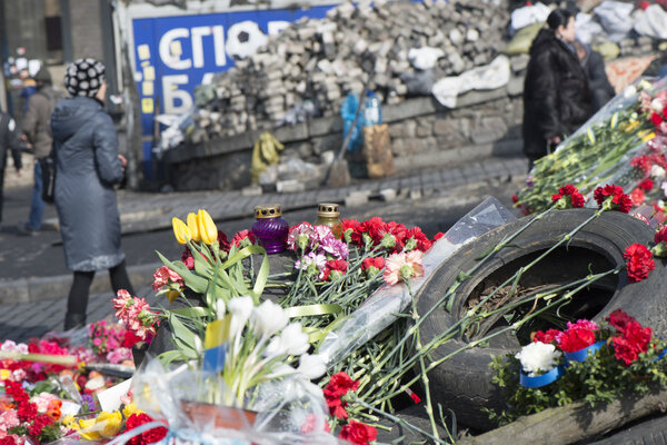 Цветы на баррикадах Киева
