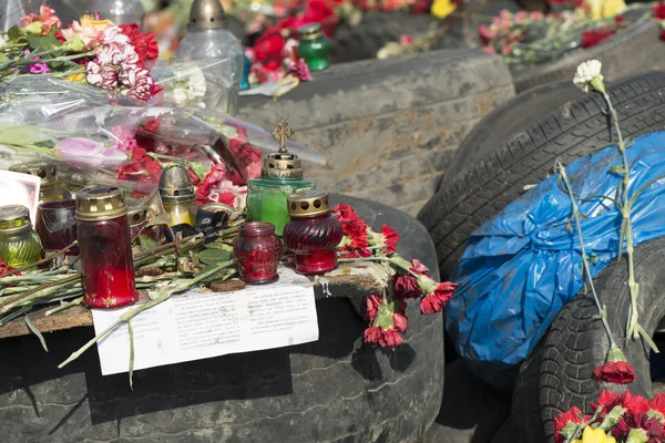 Bloemen op de barricades van kiev — Stockfoto