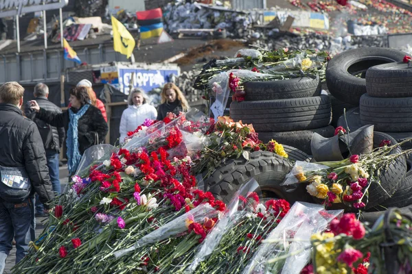 Flowers on the barricades of Kiev — Stock Photo, Image