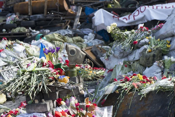 Flowers on the barricades of Kiev — Stock Photo, Image