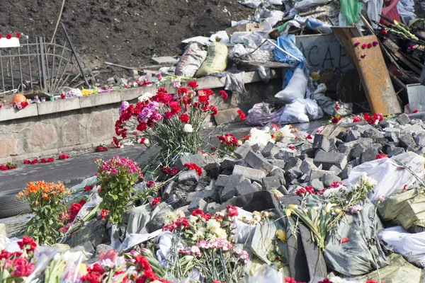 Flowers on the barricades of Kiev — Stock Photo, Image