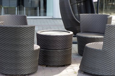 yuvarlak masa ve sandalyeler