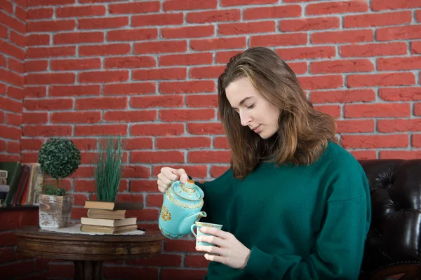 Porträt einer jungen Frau — Stockfoto