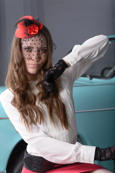 Chica en un sombrero y un coche — Foto de Stock