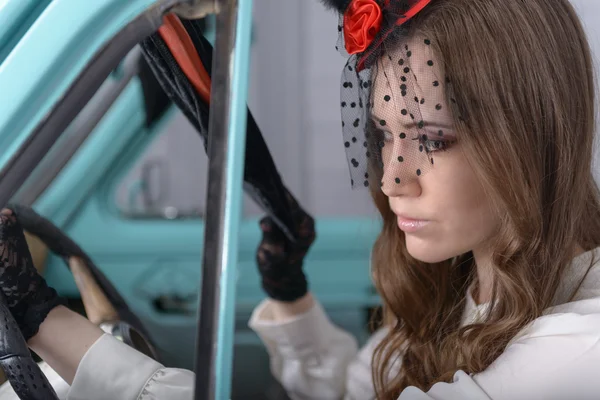 Chica en un sombrero y un coche —  Fotos de Stock