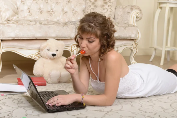 Girl with the laptop — Stock Photo, Image