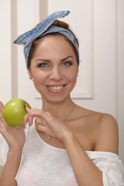 Porträtt med äpple — Stockfoto