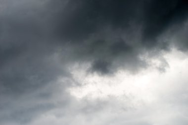 Yaz, bulutlu gökyüzü