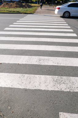 Şehre giden yolcu vagonu güneşli bir sonbahar gününde yaya geçidinde.