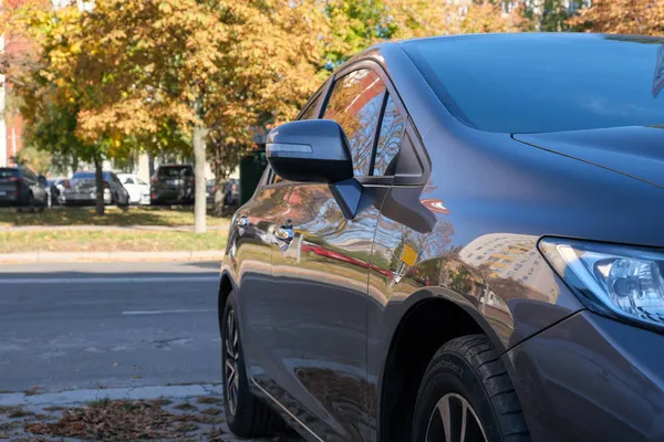 Voiture Garée Sur Chaussée Une Route Ville Par Une Chaude — Photo