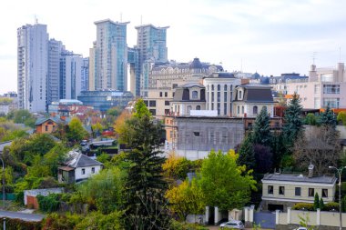 Kiev şehrinin yerleşim alanı, sonbahar bulutlu bir günde botanik bahçesinin yanında.