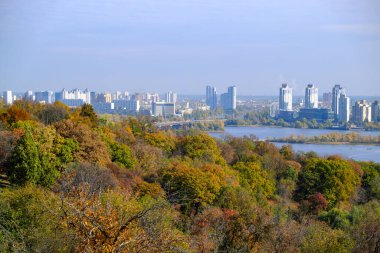 Ukrayna 'nın Kiev kentindeki Dinyeper' in sol kıyısının sonbahar panoramik manzarası