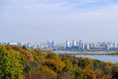 Ukrayna 'nın Kiev kentindeki Dinyeper' in sol kıyısının sonbahar panoramik manzarası