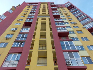 Mavi gökyüzüne karşı parlak bir yaz güneşli bir günde güzel renklere sahip bir konut modern yüksek katlı kentsel evin Cephe