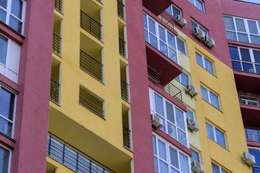 Mavi gökyüzüne karşı parlak bir yaz güneşli bir günde güzel renklere sahip bir konut modern yüksek katlı kentsel evin Cephe