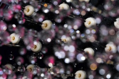 El banyosu başlığı, deliklerden akan su püskürtüleriyle yakın çekim makro fotoğrafçılık, kısa pozlama.