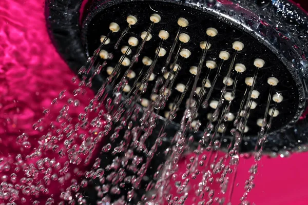 Soffione Doccia Mano Primo Piano Con Getti Acqua Che Fuoriescono — Foto Stock