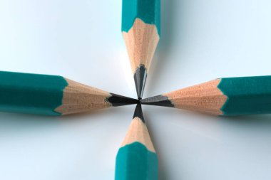 Beyaz arka planda dört basit tahta kalem, yakın plan makro fotoğrafçılığı.